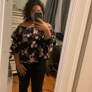 Off the shoulder ruffles sleeve top